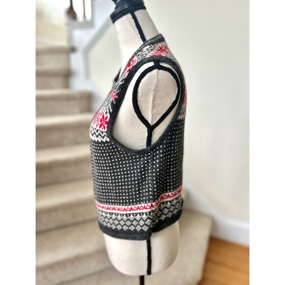 Vintage Grey & Red Fair Isle Snowflake Metal Clasp Vest - Picture 3 of 7